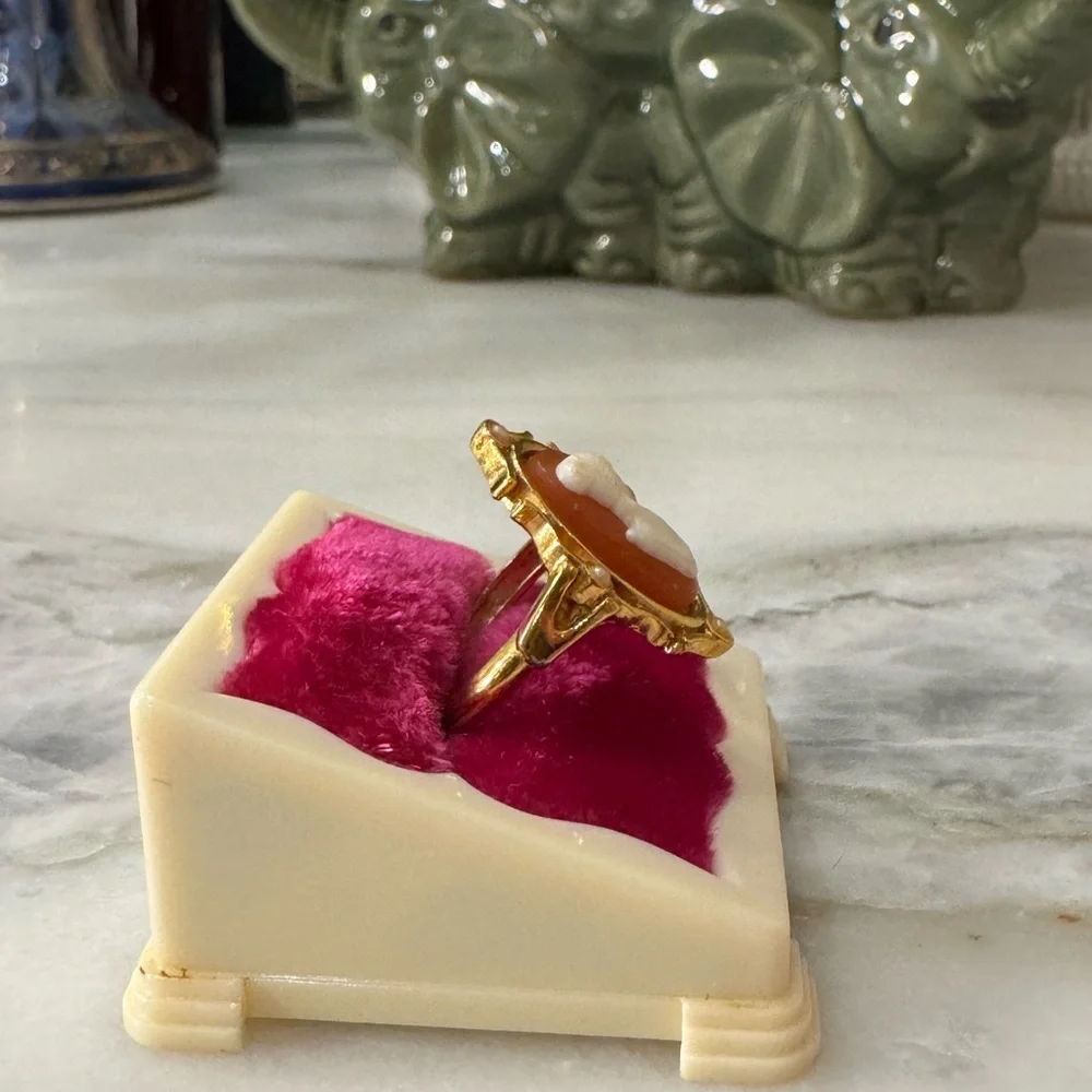 Avon vintage Gold Cameo Ring - Picture 2 of 4